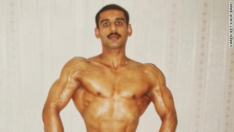 Bains & # 39;  padre, Kuldip Singh Bains, es un ex culturista y levantador de pesas. 