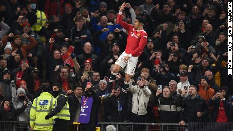Cristiano Ronaldo realiza su celebración característica después de marcar el penalti ganador.