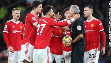 &#39;I&#39;ve never seen anything like that&#39;: Bizarre goal marks thrilling Manchester United and Arsenal clash