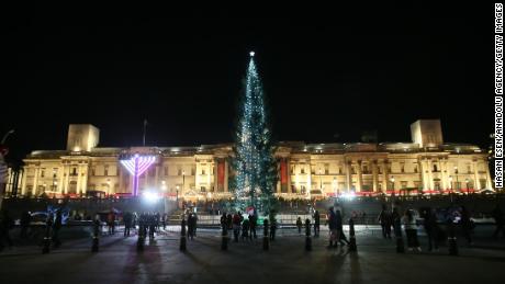 El árbol noruego se encendió durante una ceremonia en Trafalgar Square en Londres el jueves por la noche.