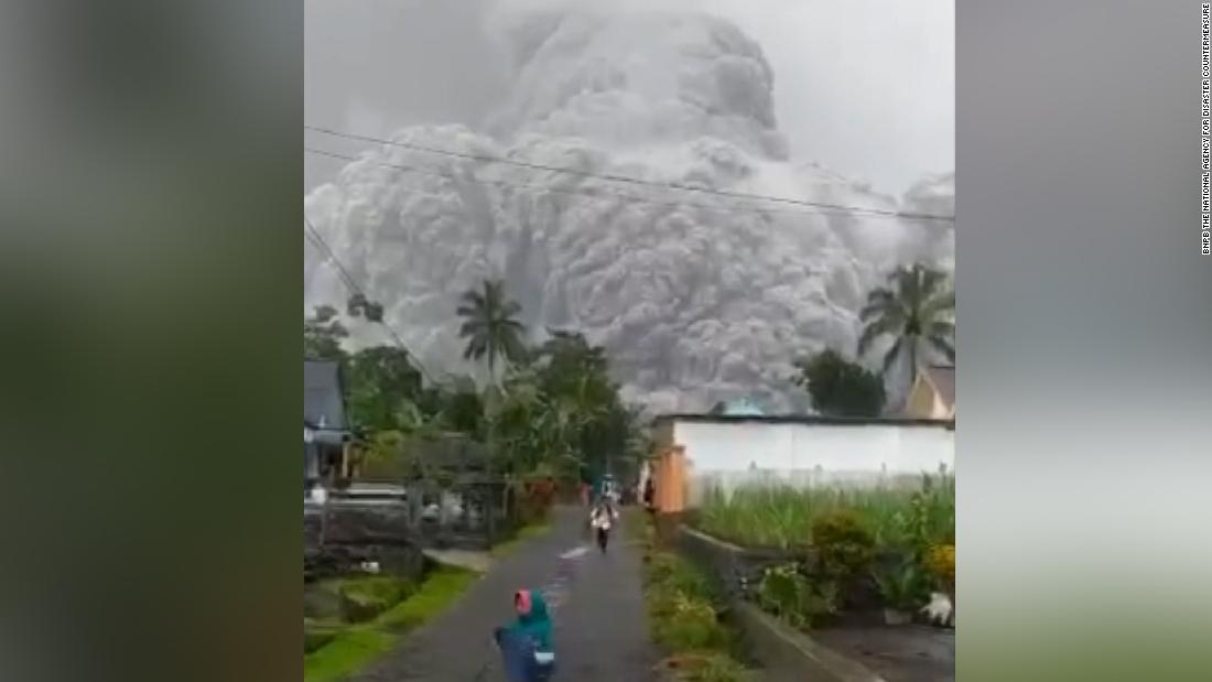 Monte Semeru de Indonesia: Miles huyen cuando el volcán entra en erupción