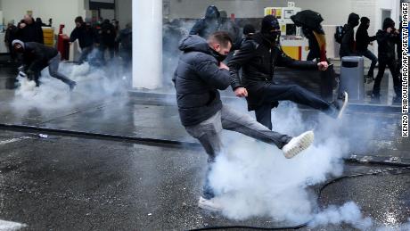 Des manifestants affrontent la police anti-émeute lors d'une manifestation contre les mesures COVID-19 à Bruxelles, le 5 décembre 2021. 