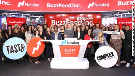 BuzzFeed 创始人兼首席执行官 Jonah H. Peretti 和 BuzzFeed 站在舞台上，准备在 BuzzFeed Inc. 于 2021 年 12 月 6 日在纽约纳斯达克举行的 IPO 期间敲钟。 