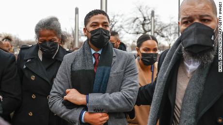 Defense settled in Jussie Smollett trial after prosecutors compared his version of events to other testimonies