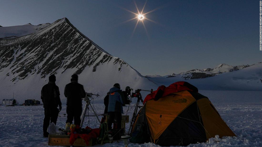 Lihat gerhana matahari total di atas Antartika