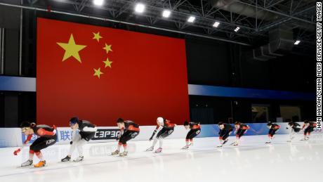 Patinadores de velocidade participam do treinamento para os Jogos Olímpicos de Inverno de Pequim 2022 em 3 de dezembro de 2021 em Pequim.