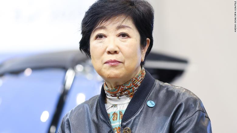 La gobernadora de Tokio, Yuriko Koike, asiste a un programa de entrevistas el 4 de diciembre de 2021 en Tokio. 