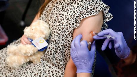 아직 코로나19 백신을 기다리는 5세 미만 어린이