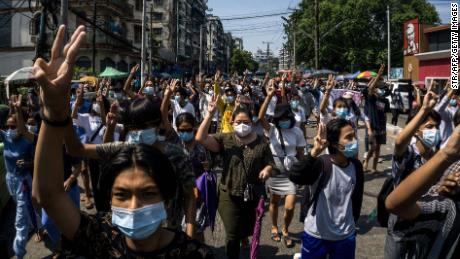 معترضان در جریان تظاهرات علیه کودتای نظامی در یانگون در روز 7 مه، سلام سه انگشتی را برای مقاومت انجام می دهند.