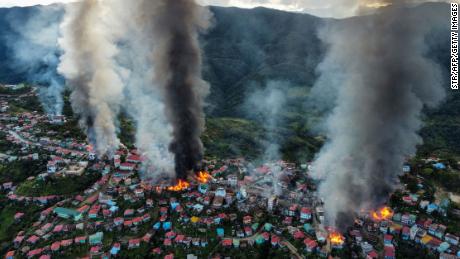 به گزارش رسانه های محلی، دود ناشی از آتش سوزی در 29 اکتبر در Thantlang، ایالت چین، جایی که بیش از 160 ساختمان در اثر گلوله باران نیروهای نظامی میانمار تخریب شد، بلند می شود. 