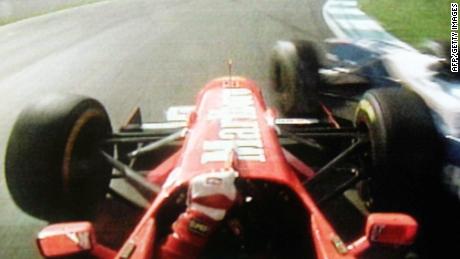 Un'immagine televisiva pubblicata dall'emittente tedesca RTL mostra l'incidente durante il Gran Premio d'Europa in cui Michael Schumacher (a sinistra) si è scontrato con Jacques Villeneuve. 