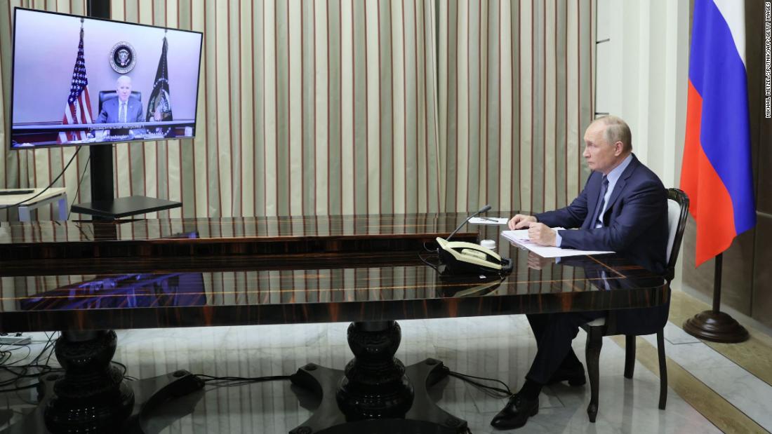 Vladimir Putin dari Rusia memberi tahu Biden bahwa dia ‘sangat ingin’ bertemu