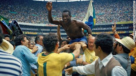Edson Arantes Do Nascimento Pele of Brazil celebrates the victory after winnings the 1970 World Cup in Mexico match between Brazil and Italy at Estadio Azteca on 21 June in Città del Messico. Mexico (Photo by Alessandro Sabattini/Getty Images)