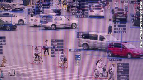Una pantalla que muestra una demostración del sistema de reconocimiento de peatones y vehículos SenseVideo de SenseTime en la sala de exposición de la compañía en Beijing en 2018. 