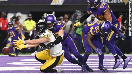 Pat Freiermuth -- under pressure from three Vikings defenders -- can&#39;t hold on to Roethlisberger&#39;s last-second pass.