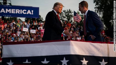 L'ex presidente Donald J.  Trump parla con il candidato repubblicano al Congresso Max Miller a una manifestazione a Lorraine County Fairground a Wellington, Ohio, a giugno.