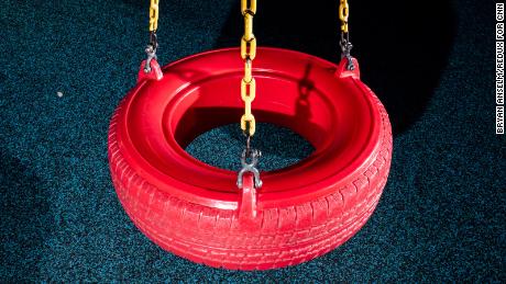 Một cú đánh lốp xe tại sân chơi dành riêng cho Allison Wyatt ở Norwalk, Connecticut.  Màu đỏ là màu yêu thích của cô.