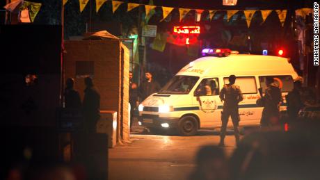 Una ambulancia entra en el campo de refugiados palestinos de Burj Shamali, en la ciudad portuaria meridional de Tiro, Líbano, el viernes 10 de diciembre. 