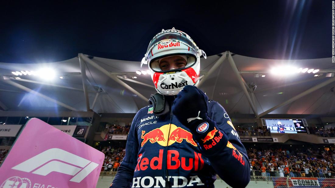Max Verstappen memulai Grand Prix Abu Dhabi yang krusial di posisi terdepan atas Lewis Hamilton