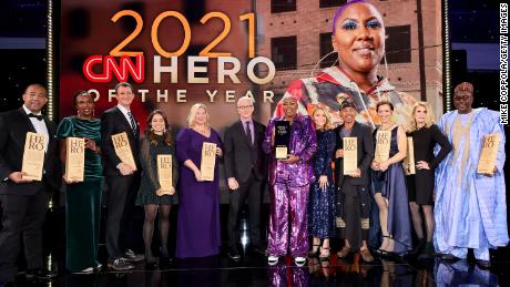 NEW YORK, NEW YORK - DECEMBER 12: Anderson Cooper and Kelly Ripa pose with the 2021 CNN Heroes during The 15th Annual CNN Heroes: All-Star Tribute at American Museum of Natural History on December 12, 2021 in New York City. (Photo by Mike Coppola/Getty Images for CNN. A WarnerMedia Company. All Rights Reserved.)