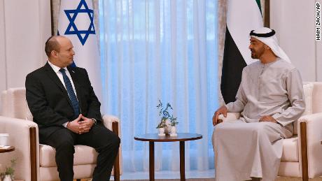 Sur cette photo fournie par le bureau de presse du gouvernement israélien, le Premier ministre israélien Naftali Bennett, à gauche, rencontre le prince héritier d'Abou Dhabi, Cheikh Mohammed bin Zayed dans son hôtel particulier à Abou Dhabi.