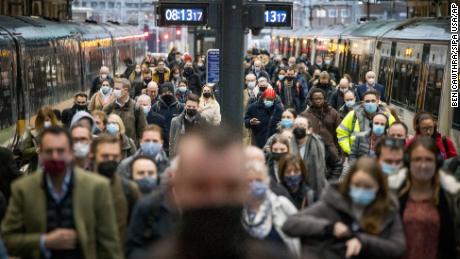 13/12/2021. London, UK. Commuters disembark a train at Kings Cross station at rush hour. British Prime Minster Boris Johnson has announced the triggering of &#39;Plan B&#39; in an attempt to fight the spread of the Omicron COVID-19 variant. Photo credit: Ben Cawthra/Sipa USA **NO UK SALES**(Sipa via AP Images)