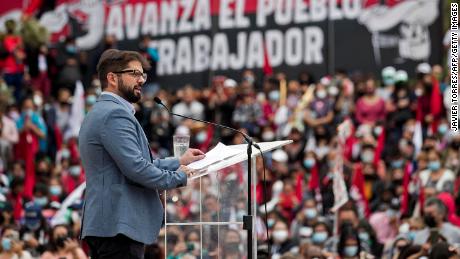 Chilean presidential candidate Gabriel Boric of the Apruebo Dignidad party speaks to supporters during a rally in Santiago, on December 11, 2021, ahead of the presidential run-off election on December 19. - Far-right fiscal conservative Jose Antonio Kast and left-wing former student activist Gabriel Boric will vie to become president of Chile next month in a run-off election, two years after anti-inequality protests that set the country on the path to constitutional change. (Photo by JAVIER TORRES / AFP) (Photo by JAVIER TORRES/AFP via Getty Images)