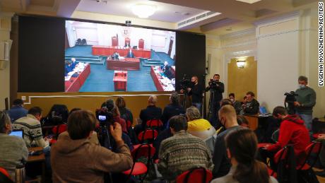 Журналистите се събират пред екран, излъчващ предишно заседание на Върховния съд по делото 