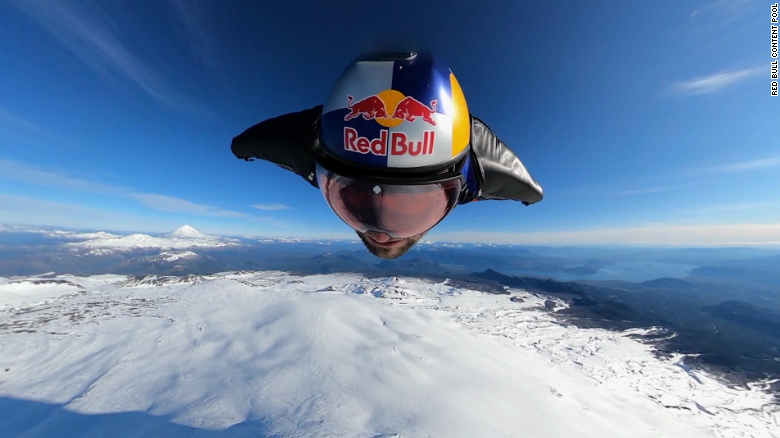 Sebastián Álvarez&#39;s daredevil wingsuit jump into a volcano﻿