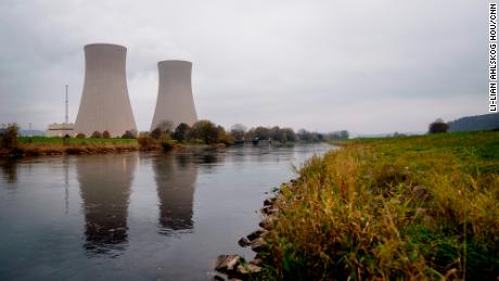 Атомна електростанція Grohnde в Нижній Саксонії, Німеччина.  Його закриють пізніше цього місяця.