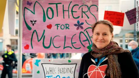 원자력 에너지를 위한 어머니(Mothers for Nuclear Energy)의 유럽 이사인 Ida Roeschalm은 원자력에 대한 그녀의 지지를 보여주기 위해 베를린을 방문했습니다.