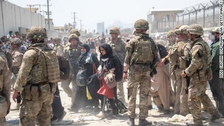 نیروهای مسلح بریتانیا با ارتش ایالات متحده برای تخلیه غیرنظامیان واجد شرایط و خانواده های آنها از کابل، افغانستان در اوت 2021 همکاری کردند.