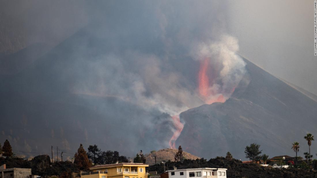 Mira la espectacular caída de una bomba volcánica en La Palma - CNN Video