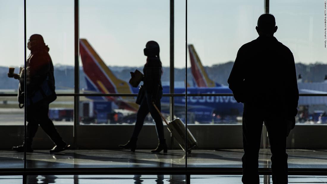 , Two main airline CEOs query the necessity for masks on planes