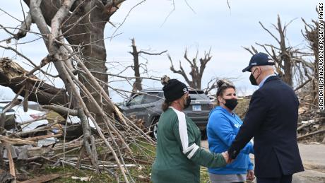 O presidente dos EUA, Joe Biden, abraça os residentes enquanto visita os danos causados ​​pela tempestade em Dawson Springs, Kentucky, em 15 de dezembro de 2021.  - Biden fará um tour pelas áreas devastadas pelo furacão de 10 a 11 de dezembro. 