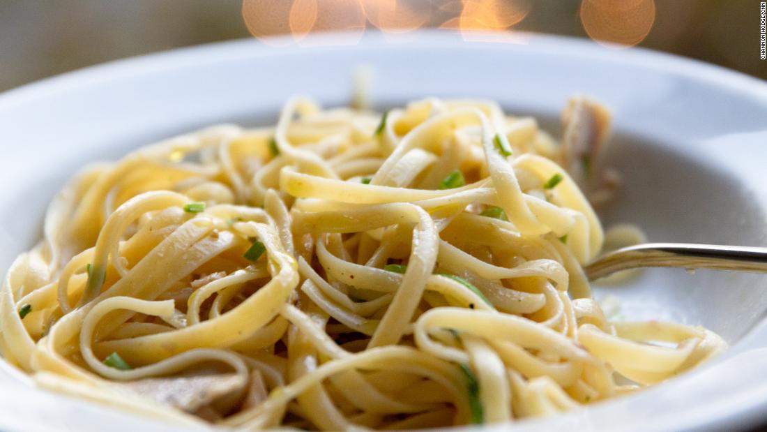 CNN's Alisyn Camerota shares her linguine in white clam sauce recipe. Watch how to make it