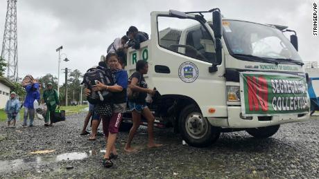 Evacués arriveren op 16 december op een evacuatieplaats in Daba Township, Surigao, Filippijnen.