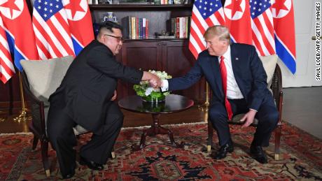 کیم جونگ اون در 12 ژوئن 2018 با ترامپ رئیس جمهور وقت آمریکا در سنگاپور ملاقات کرد. 