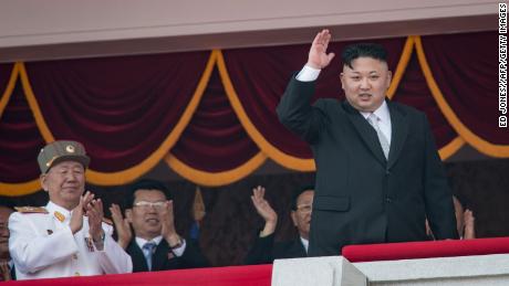 کیم جونگ اون رهبر کره شمالی پس از رژه نظامی در پیونگ یانگ در 15 آوریل 2017 از بالکن دست تکان می دهد. 