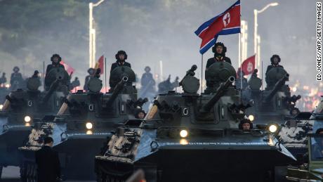 سربازان کره شمالی سوار بر خودروهای زرهی در جریان رژه نظامی در پیونگ یانگ در 10 اکتبر 2015.  
