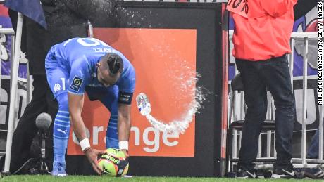 Francia prohíbe el uso de botellas de plástico en los estadios para proteger a los jugadores y al personal