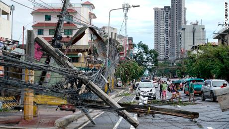 پس از طوفان رای در 17 دسامبر 2021، پست‌های برق واژگون شده در خیابانی در سبو، مرکز فیلیپین قرار گرفته‌اند.