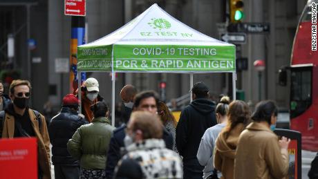 Le persone aspettano in fila per ricevere un test Covid-19 in un sito di test mobile a Manhattan l'8 dicembre 2021.