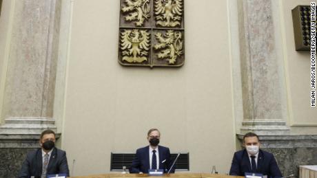 پتر فیالا، نخست وزیر جدید جمهوری چک، در اولین جلسه دولت در روز جمعه در پراگ.
