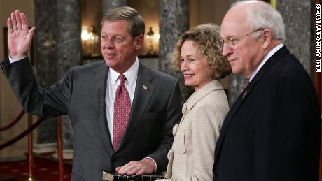 O senador norte-americano Johnny Isaacson (R-GA) posa para fotógrafos com sua esposa, Diane, e o vice-presidente Dick Cheney (R) na cerimônia de inauguração em 4 de janeiro de 2005, em Capitol Hill, Washington DC. 