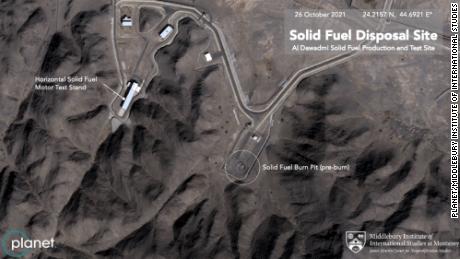 تصاویر ماهواره ای جدید نشان می دهد که عربستان سعودی اکنون در حال تولید موشک های بالستیک در این سایت است.  شواهد کلیدی این است که این مرکز در حال بهره برداری از یک 