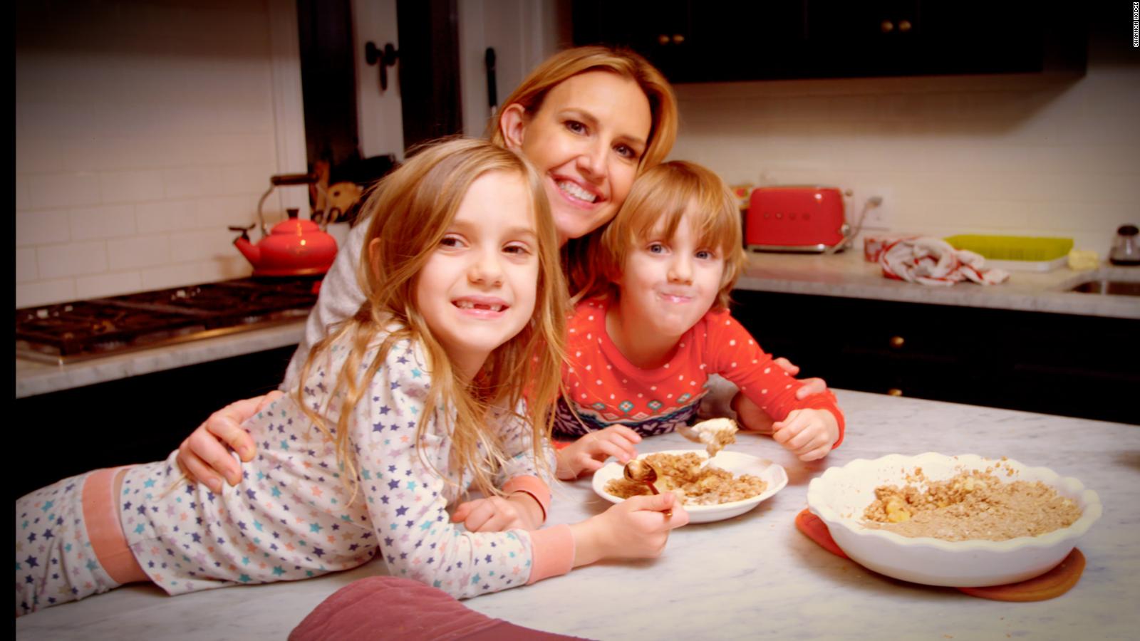 poppy-harlow-and-her-kids-make-grandma-s-apple-crisp-cnn-video