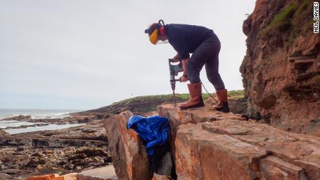 Přenesení fosílie přes stěnu útesu si vyžádalo čtyři lidi. 
