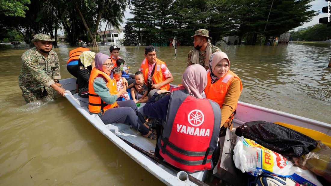 Malaysia floods: 8 dead and 32,000 displaced after torrential rain 