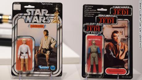 Kenner a vendu environ 300 millions de figurines articulées entre 1978 et 1985, deux ans après "Star Wars : Le Retour du Jedi"  créé. 